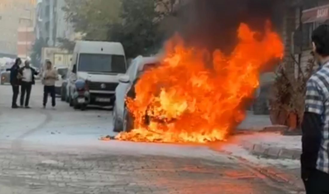 Sultangazi’de Park Halindeki Cip Alev Aldı: Araç Kullanılamaz Hale Geldi   Sultangazi’de sabah saatlerinde park halindeki bir cipte yangın çıktı.
