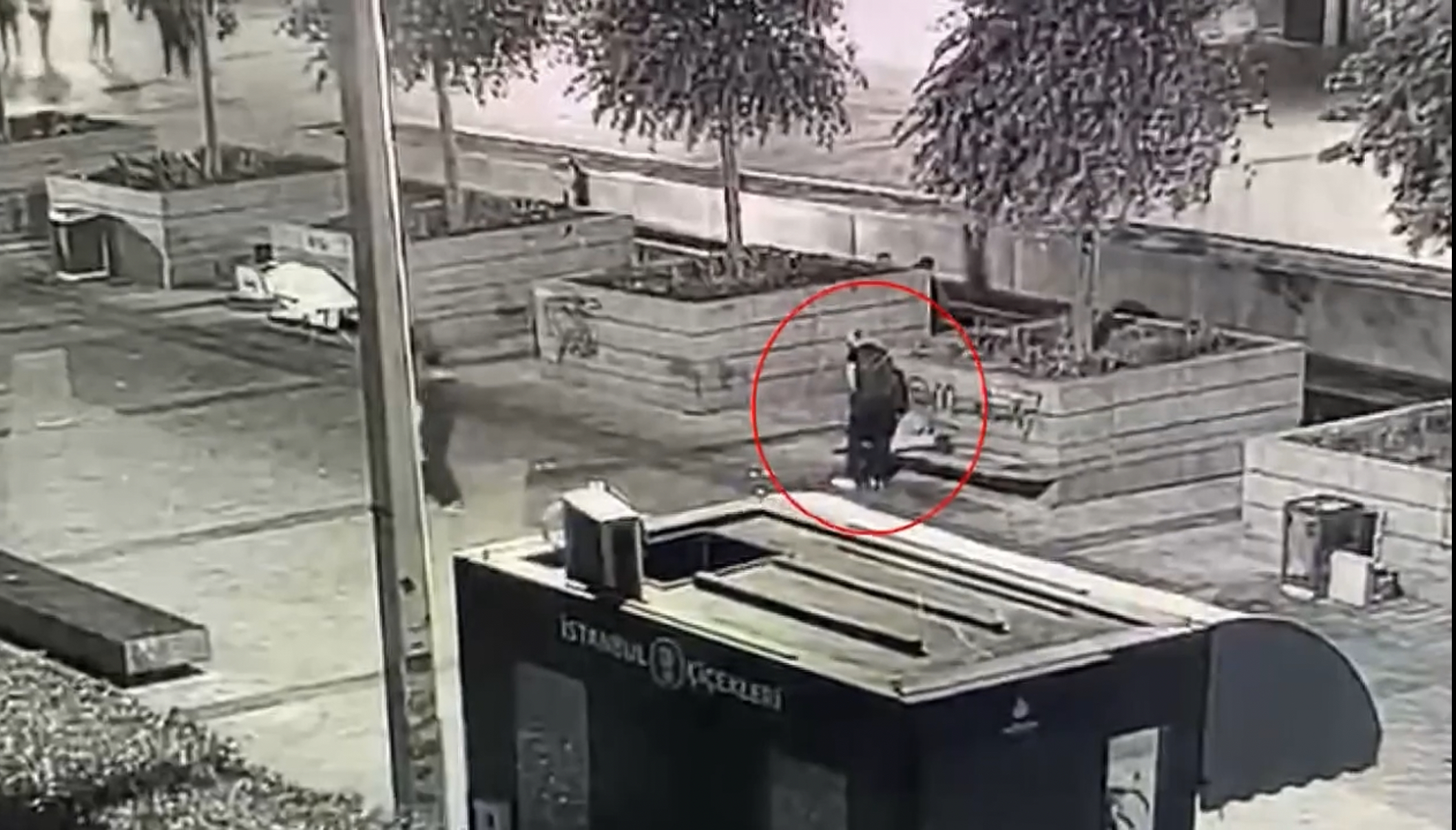   Taksim Meydanı’nda bankta uyuyan H.D.’nin cep telefonunu çalan şüpheli,