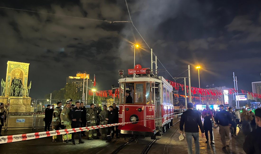 İstanbul’un simgelerinden nostaljik tramvay, Taksim Meydanı’nda sefer halindeyken alev aldı.