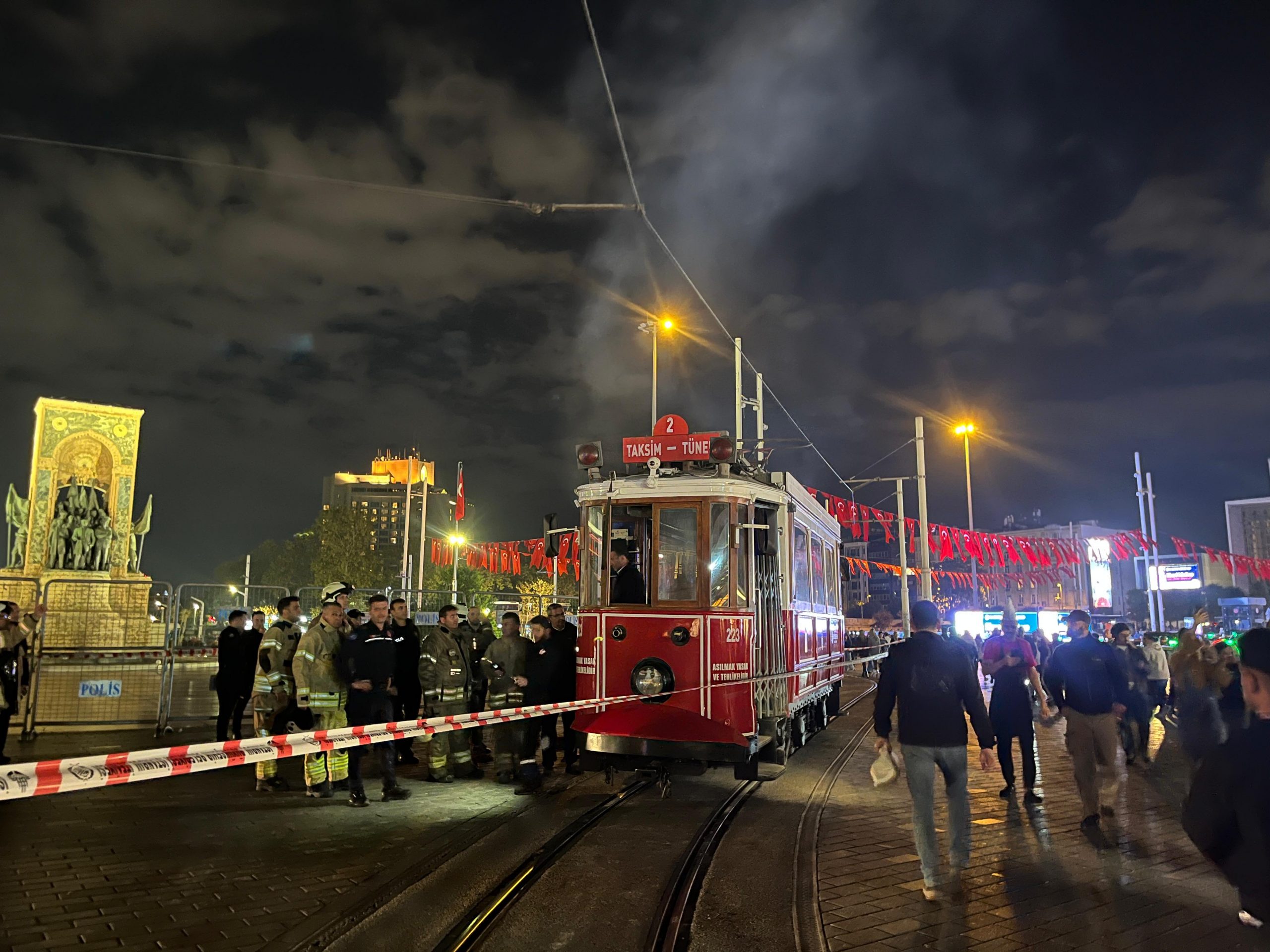 İstanbul’un simgelerinden nostaljik tramvay, Taksim Meydanı’nda sefer halindeyken alev aldı.