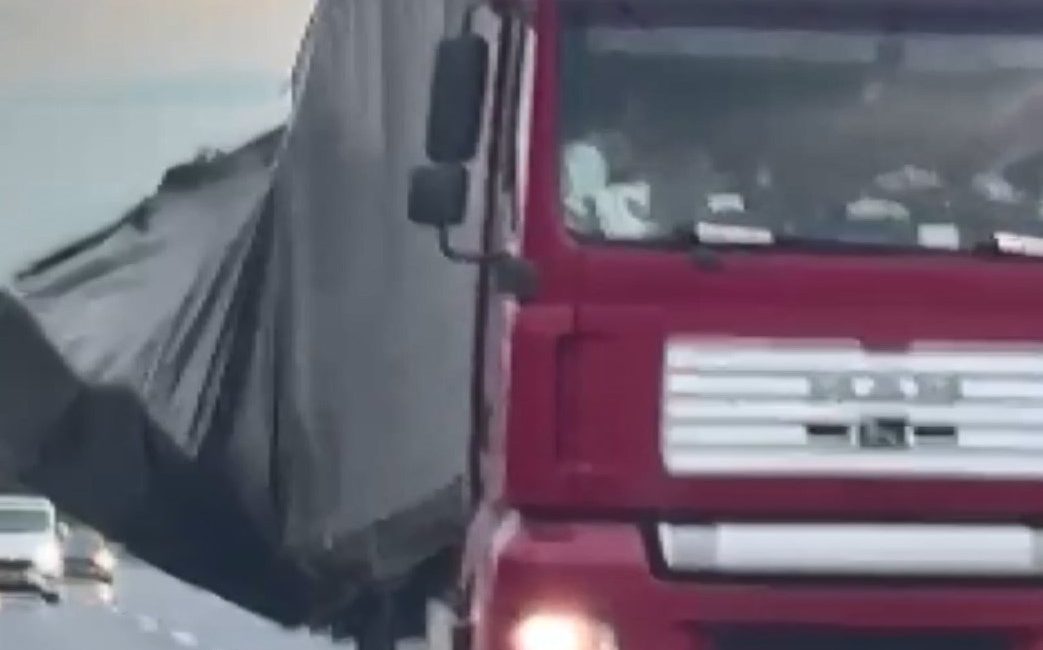 Kuzey Marmara Otoyolu’nda Tehlikeli Anlar: Yabancı Plakalı TIR Yüklerini Yola Saçtı Kuzey Marmara Otoyolu’nda yabancı plakalı bir TIR’ın zikzak çizerek ilerlemesi