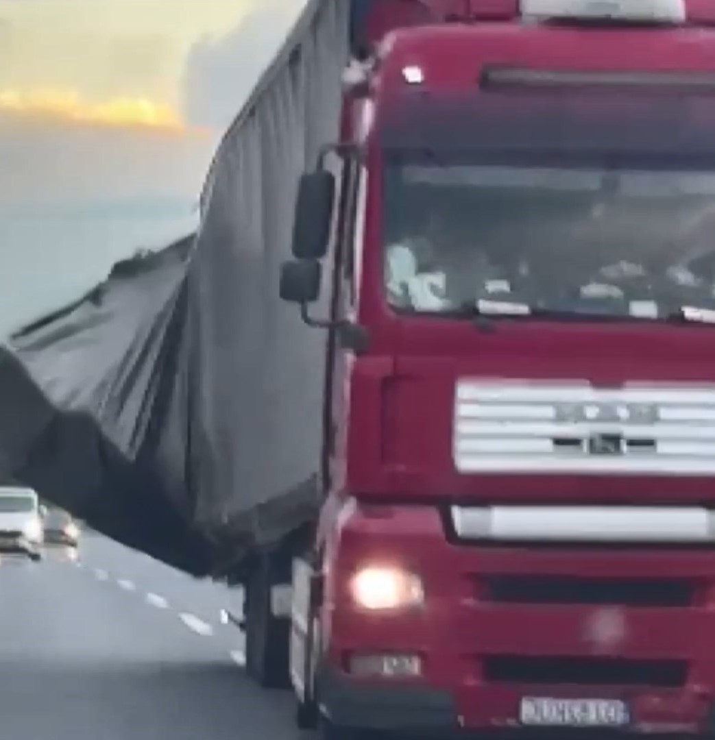 Kuzey Marmara Otoyolu’nda yabancı plakalı bir TIR’ın zikzak çizerek ilerlemesi