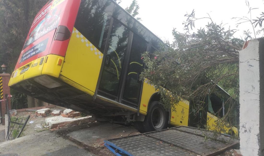 İstanbul’un Üsküdar ilçesi Barbaros Mahallesi’nde bir otobüs, sürücüsünün direksiyon hakimiyetini