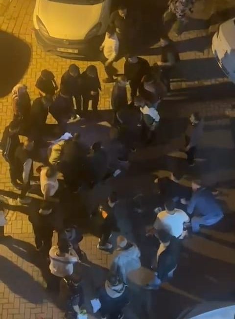 Zeytinburnu’nda Bıçaklı Kavga: 1 Ölü, 2 Yaralı   Zeytinburnu Telsiz Mahallesi’nde iki grup arasında çıkan tartışma bıçaklı