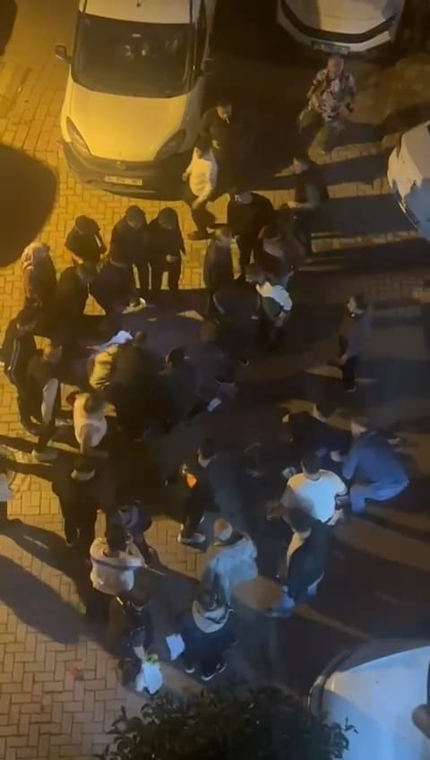   Zeytinburnu Telsiz Mahallesi’nde iki grup arasında çıkan tartışma bıçaklı