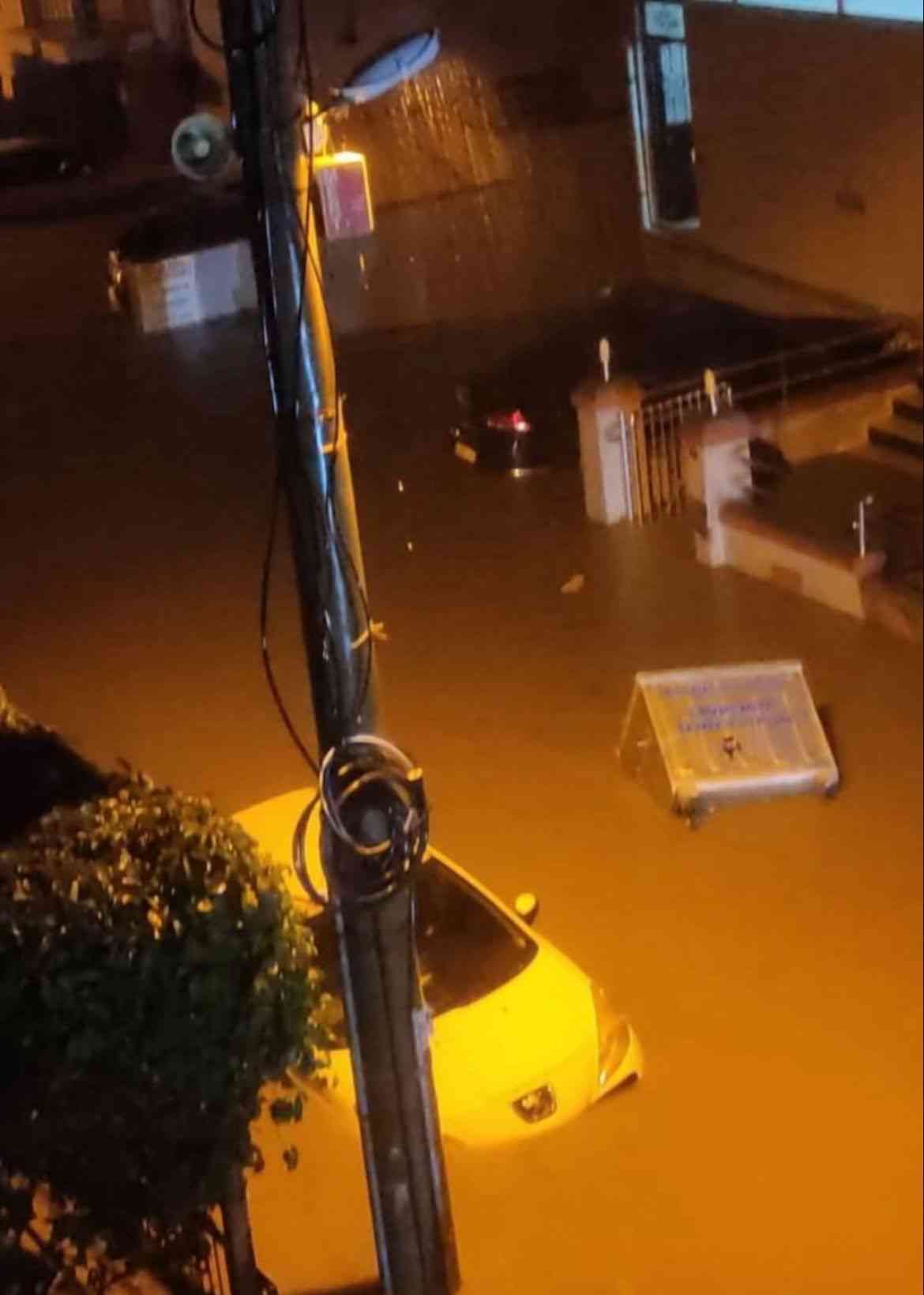 &nbsp; İzmir’in Bergama ve Manisa’nın Kırkağaç ilçelerinde gece saatlerinde etkili