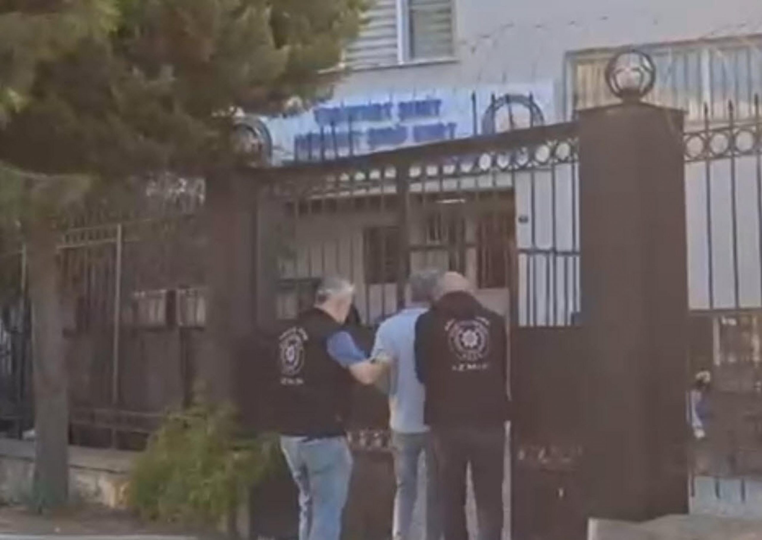 İzmir’de polis ekiplerince düzenlenen geniş çaplı asayiş operasyonunda, çeşitli suçlardan