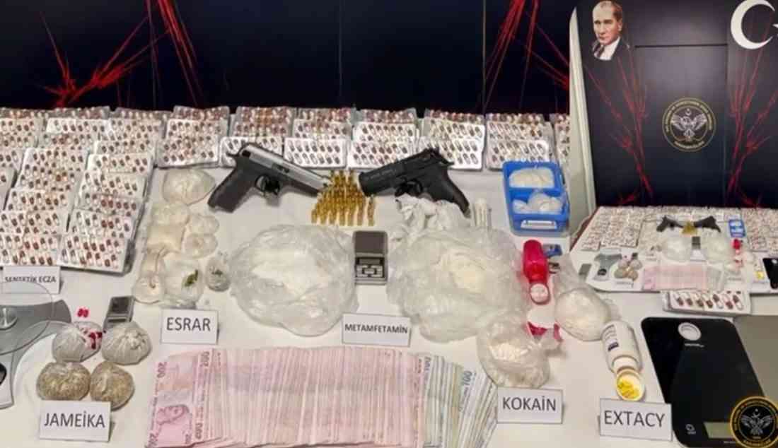 &nbsp; İzmir’in Karabağlar ilçesinde polis ekiplerinin düzenlediği uyuşturucu operasyonunda cezaevi