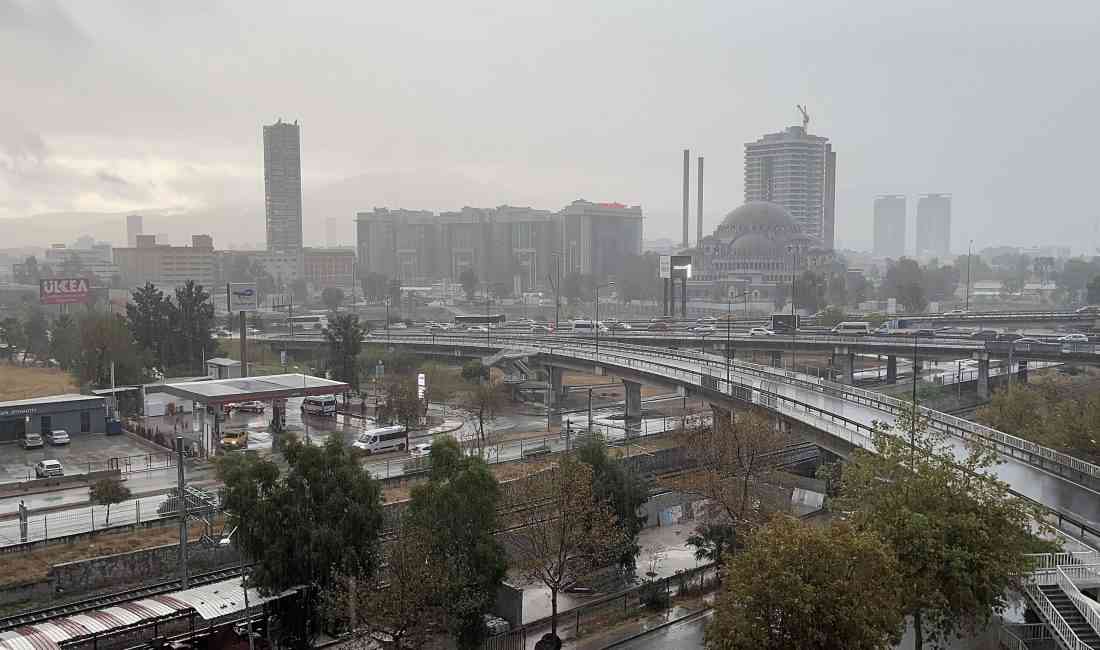 İzmir’de yaz aylarını kurak geçiren kent sakinleri, sabah saatlerinde etkili