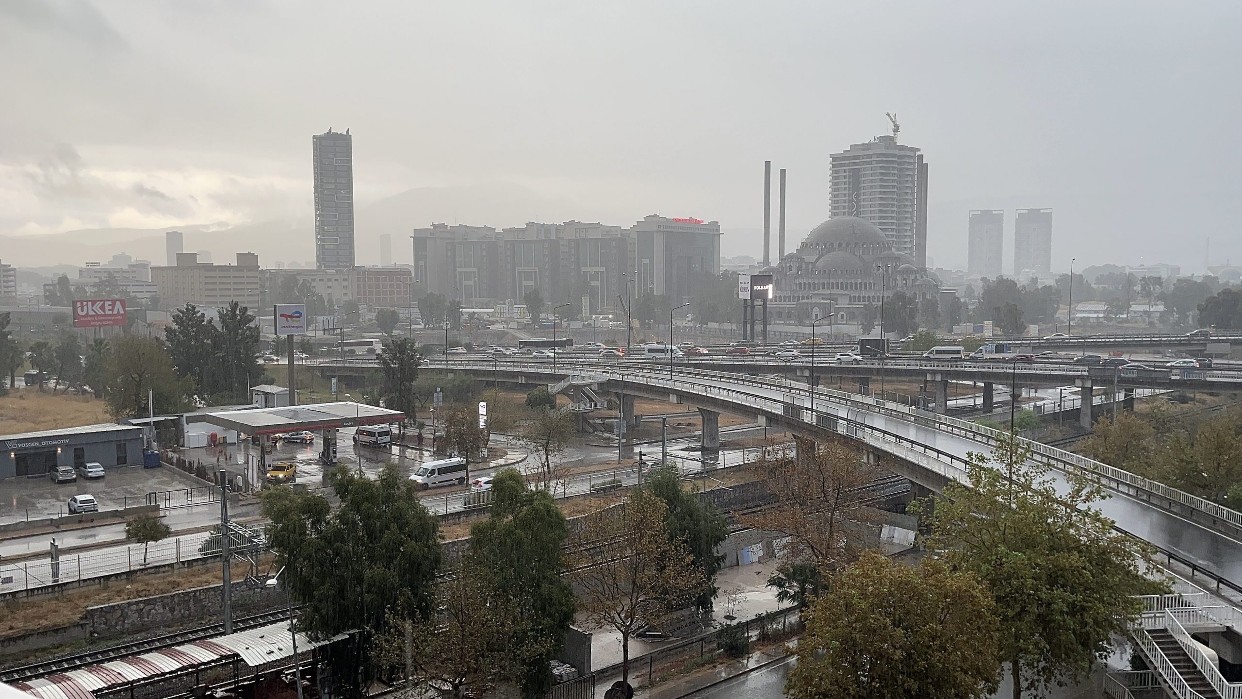 İzmir’de yaz aylarını kurak geçiren kent sakinleri, sabah saatlerinde etkili