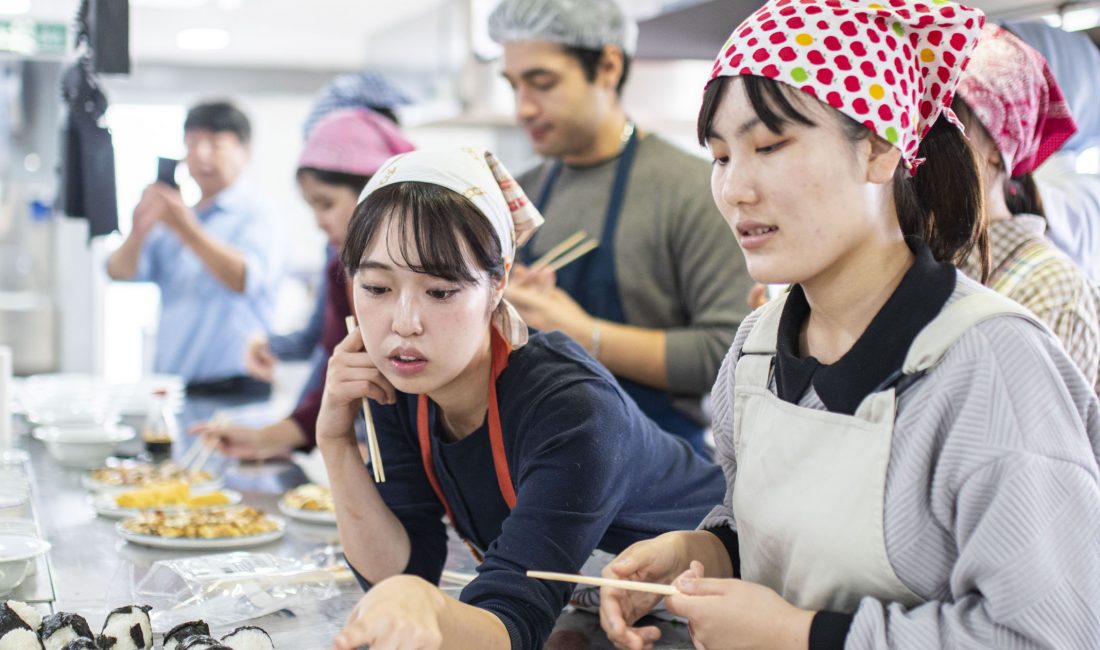 Japon Öğrenciler İstanbul’da Türk Mutfağı Eğitimi Aldı   Japonya’nın Mukogawa Women’s University (MWU) öğrencileri, Bahçeşehir Üniversitesi (BAU)