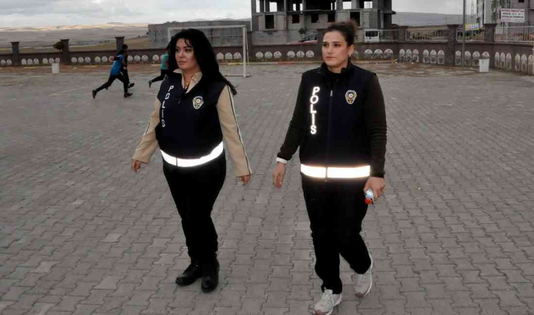 &nbsp; Kars’ta görev yapan kadın polis memurları, öğrencilerin güvenliği ve