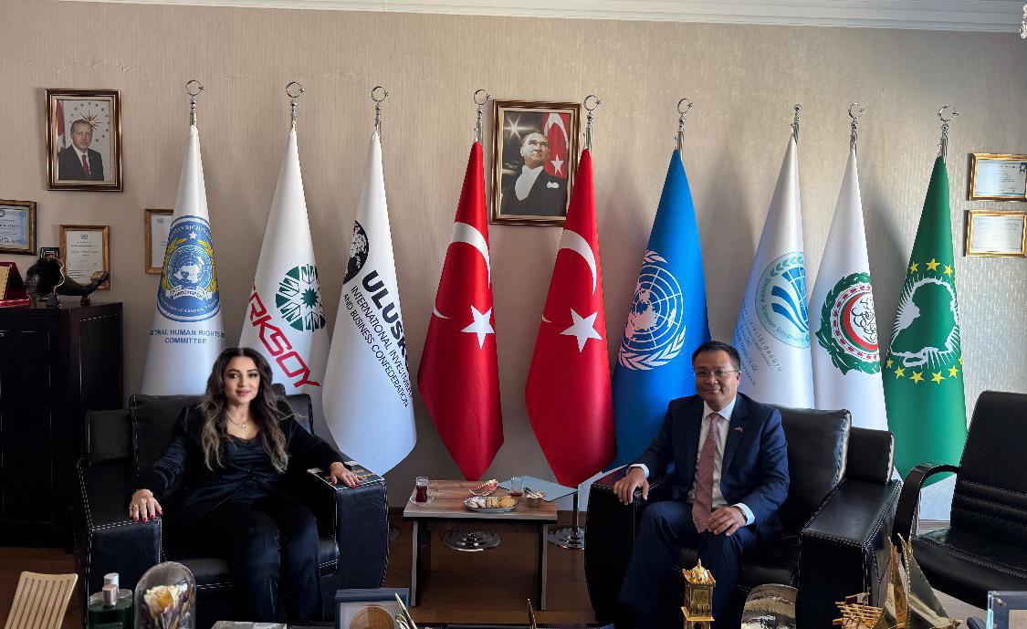 Kamboçya Cumhuriyeti Büyükelçisi Sok Chea ve ticari ataşesi Keo Buntheng,