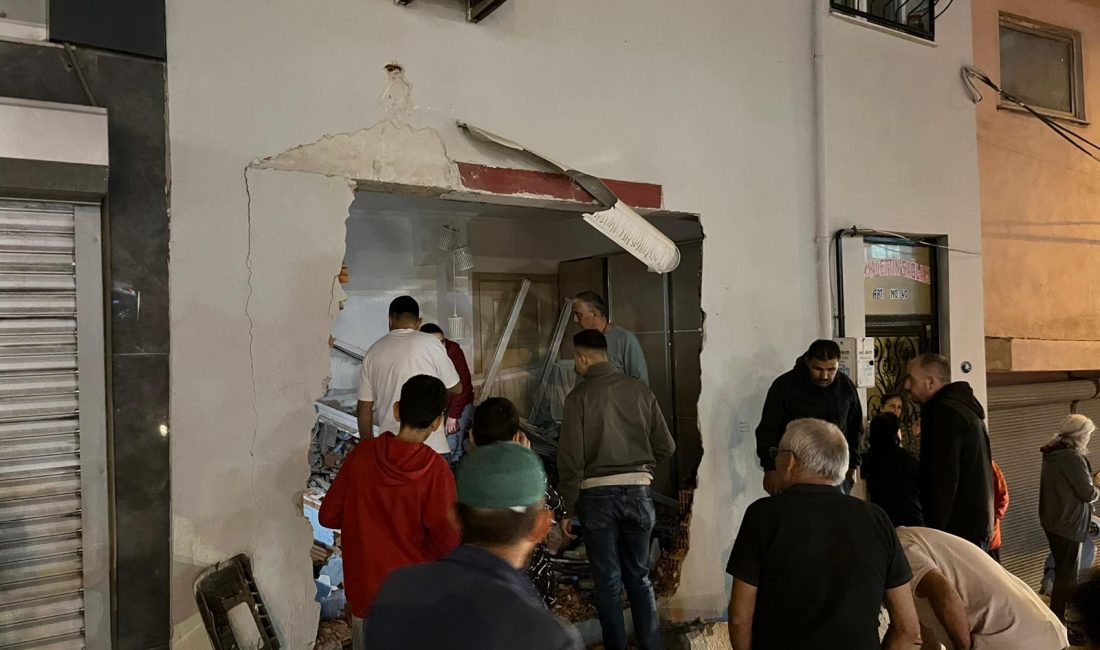 İzmir’de Kamyonet Apartman Dairesine Girdi: Şans Eseri Yaralanan Olmadı İzmir’in Bayraklı ilçesinde seyir halindeki bir kamyonet, freninin boşalması sonucu