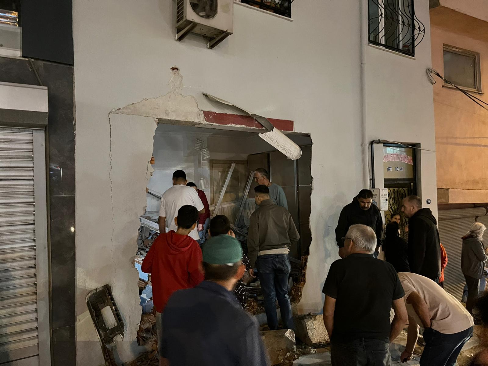 İzmir’in Bayraklı ilçesinde seyir halindeki bir kamyonet, freninin boşalması sonucu