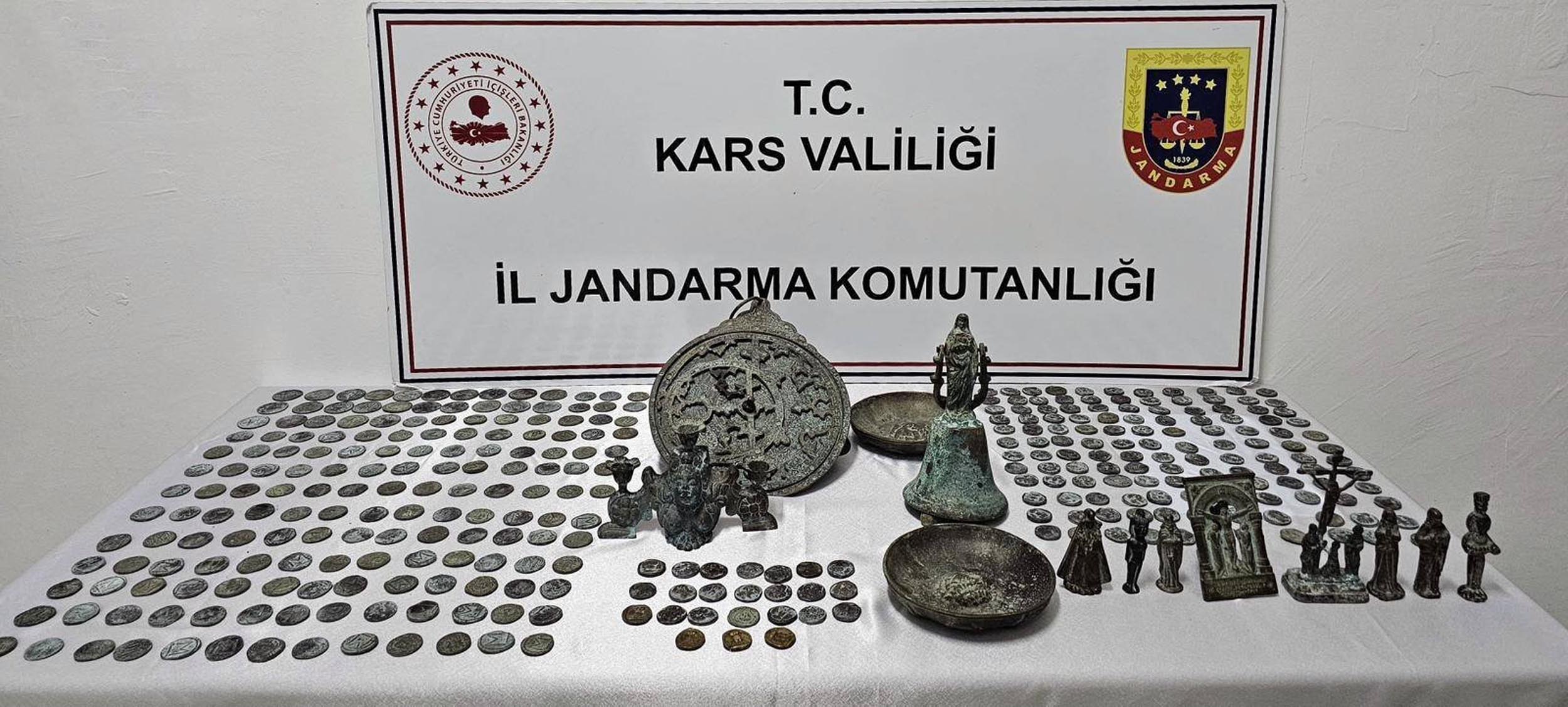 Kars’ın Sarıkamış ilçesinde, tarihi eser niteliğindeki objeleri satmaya çalışan beş