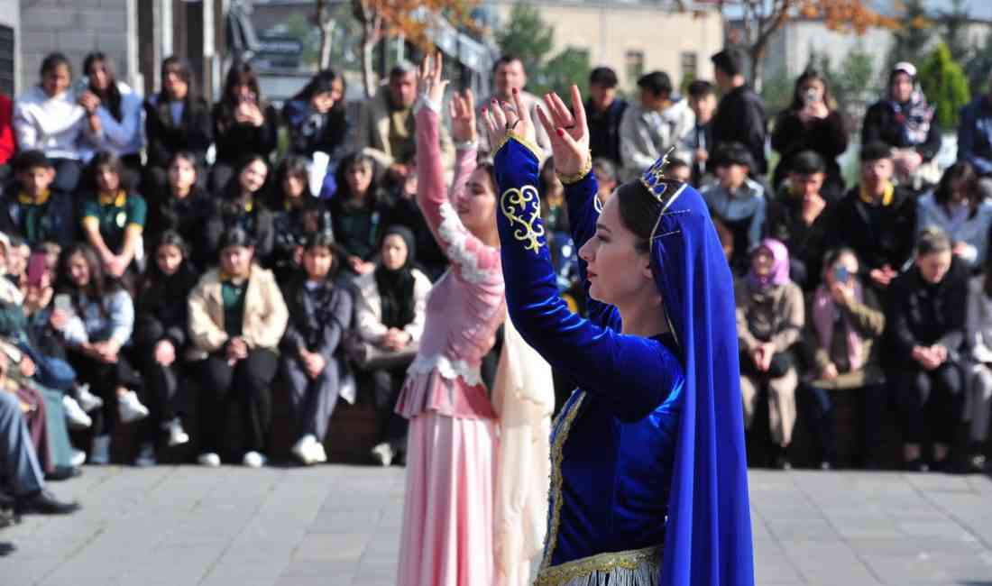 Kars’ta düzenlenen “Yaşayan Miras Festivali” halk oyunları gösterileri ve aşıkların