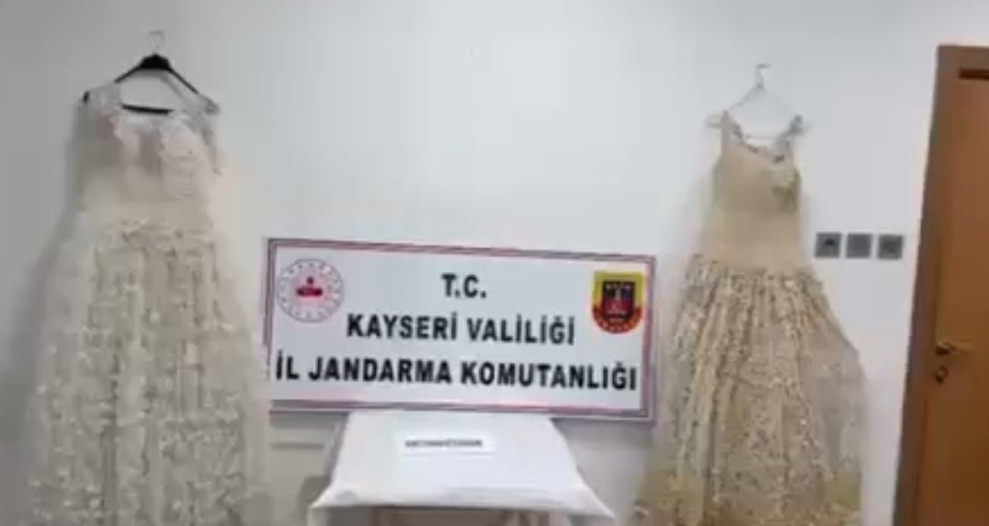 Kayseri’de Gelinliklere Gizlenmiş 25 Kilo Uyuşturucu Ele Geçirildi   Kayseri’de jandarma ekiplerinin düzenlediği operasyonda, bir takside yapılan aramada