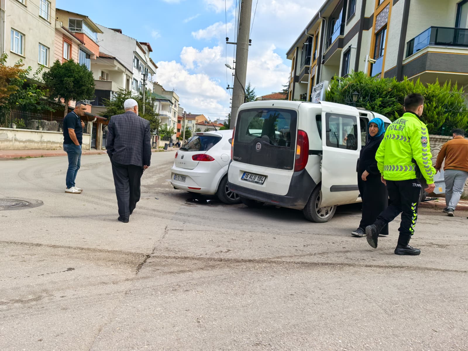 Bursa’nın İnegöl ilçesinde hafif ticari araç ile otomobilin çarpışması sonucu