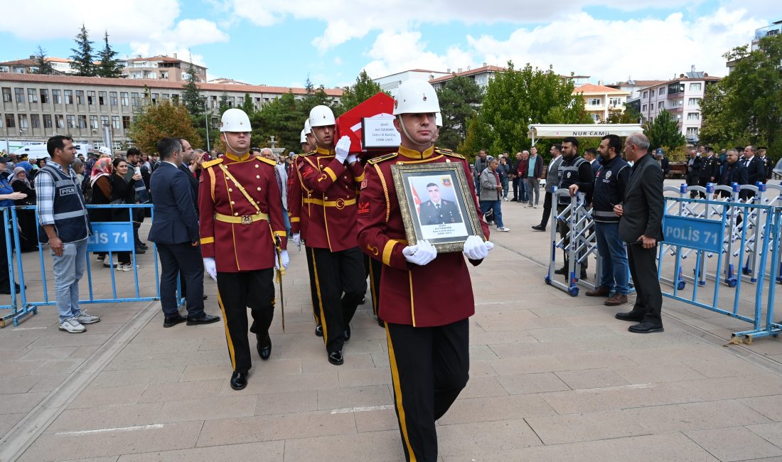 Aksaray’daki Kazada Şehit Olan Jandarma Çavuş Arif Özdemir Kırıkkale’de Defnedildi Aksaray’ın Ortaköy ilçesinde jandarma minibüsüne başka bir minibüsün arkadan çarpması