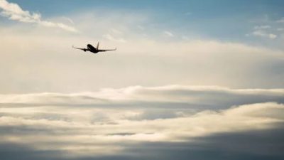 Kenya’nın güneyindeki Kwale bölgesinde 12 kişiyi taşıyan özel bir uçak