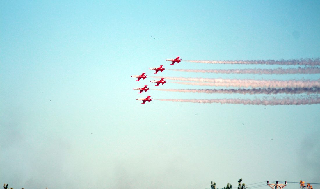 Kırklareli’de Türk Yıldızları’ndan Cumhuriyet Bayramı’na Özel Gösteri Kırklareli’de, Cumhuriyet’in 102’nci yılı kutlamaları kapsamında Türk Hava Kuvvetleri’nin akrobasi