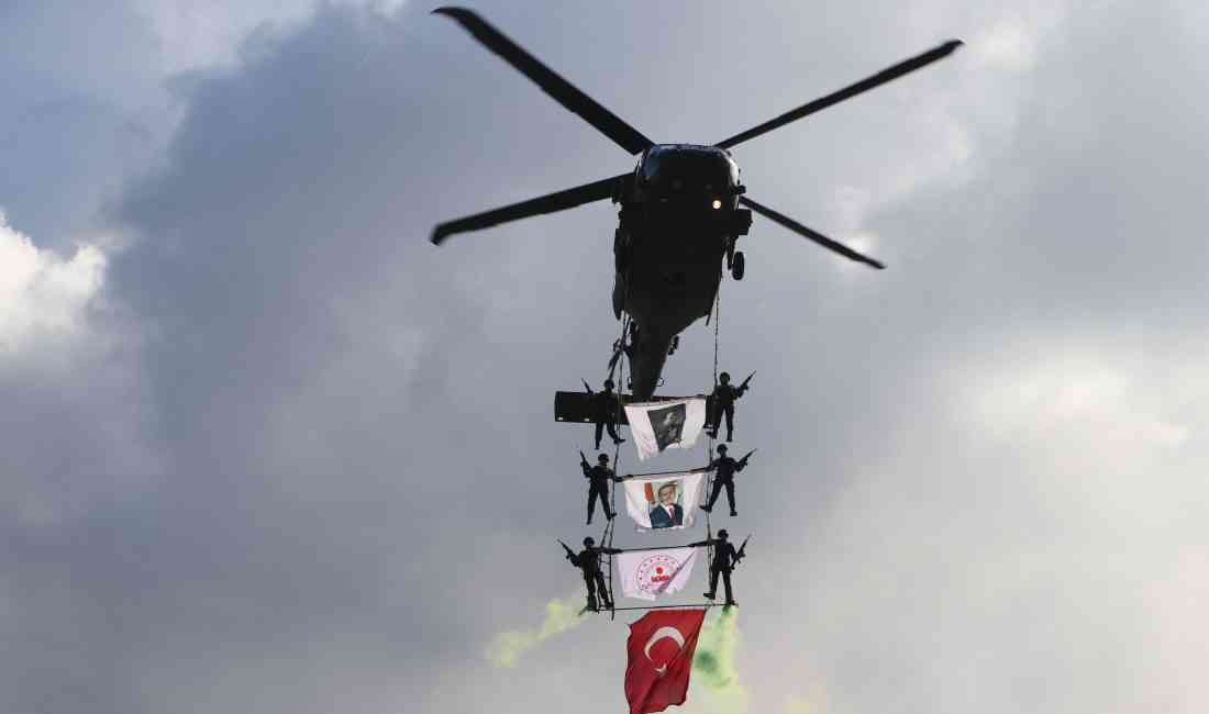 Kayseri’de Türkiye Cumhuriyeti’nin 102’nci kuruluş yıl dönümü, Cumhuriyet Meydanı’nda düzenlenen