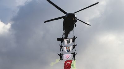 Kayseri’de Türkiye Cumhuriyeti’nin 102’nci kuruluş yıl dönümü, Cumhuriyet Meydanı’nda düzenlenen