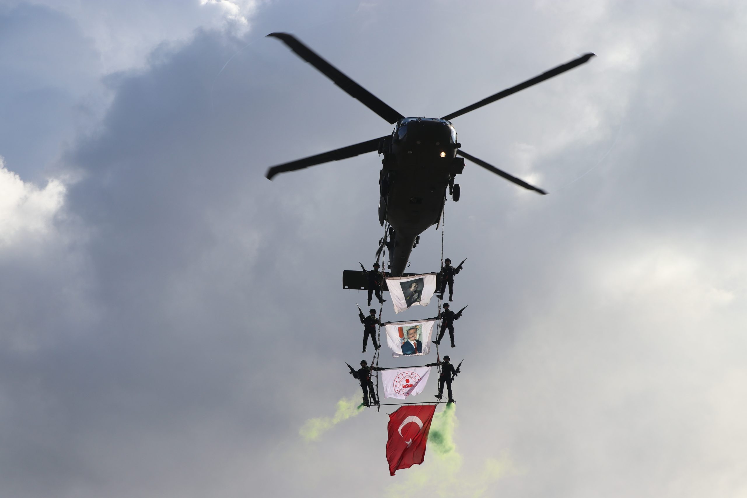 Kayseri’de Türkiye Cumhuriyeti’nin 102’nci kuruluş yıl dönümü, Cumhuriyet Meydanı’nda düzenlenen