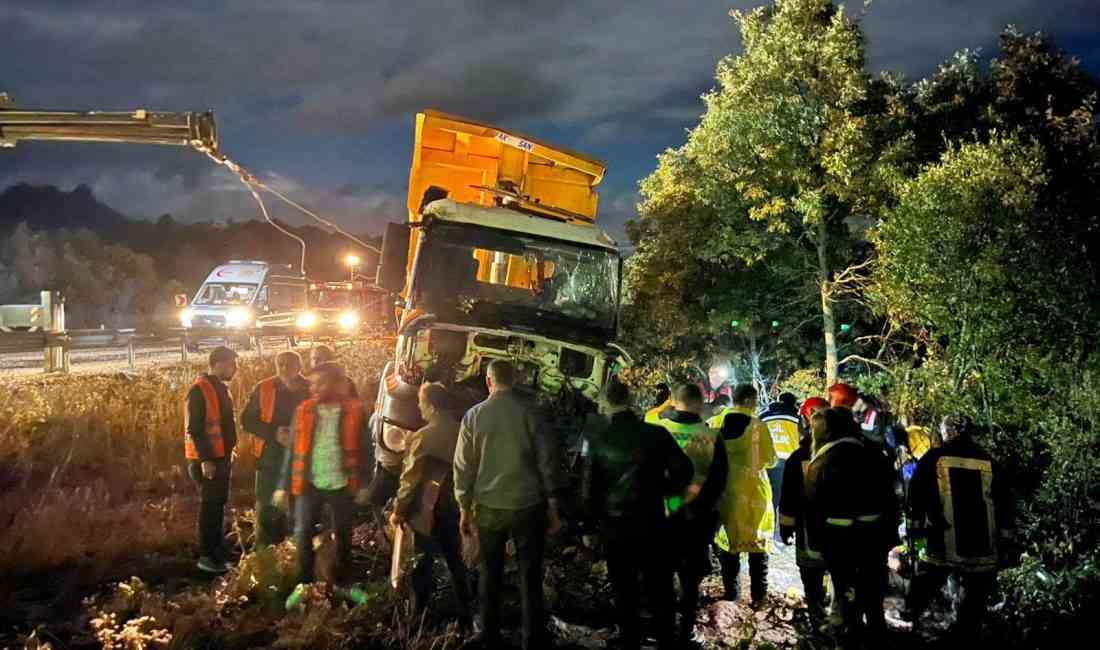Konya’nın Beyşehir ilçesinde refüje çarpan kamyonun devrilmesi sonucu 2 kişi