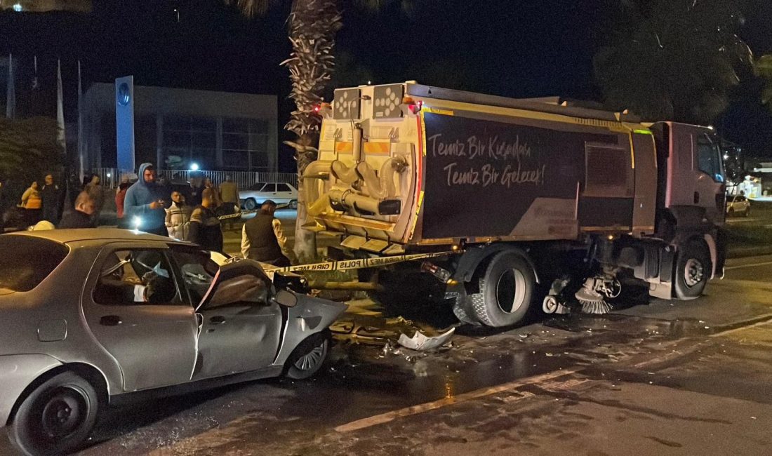 Aydın’ın Kuşadası ilçesinde meydana gelen trafik kazasında, belediyeye ait temizlik