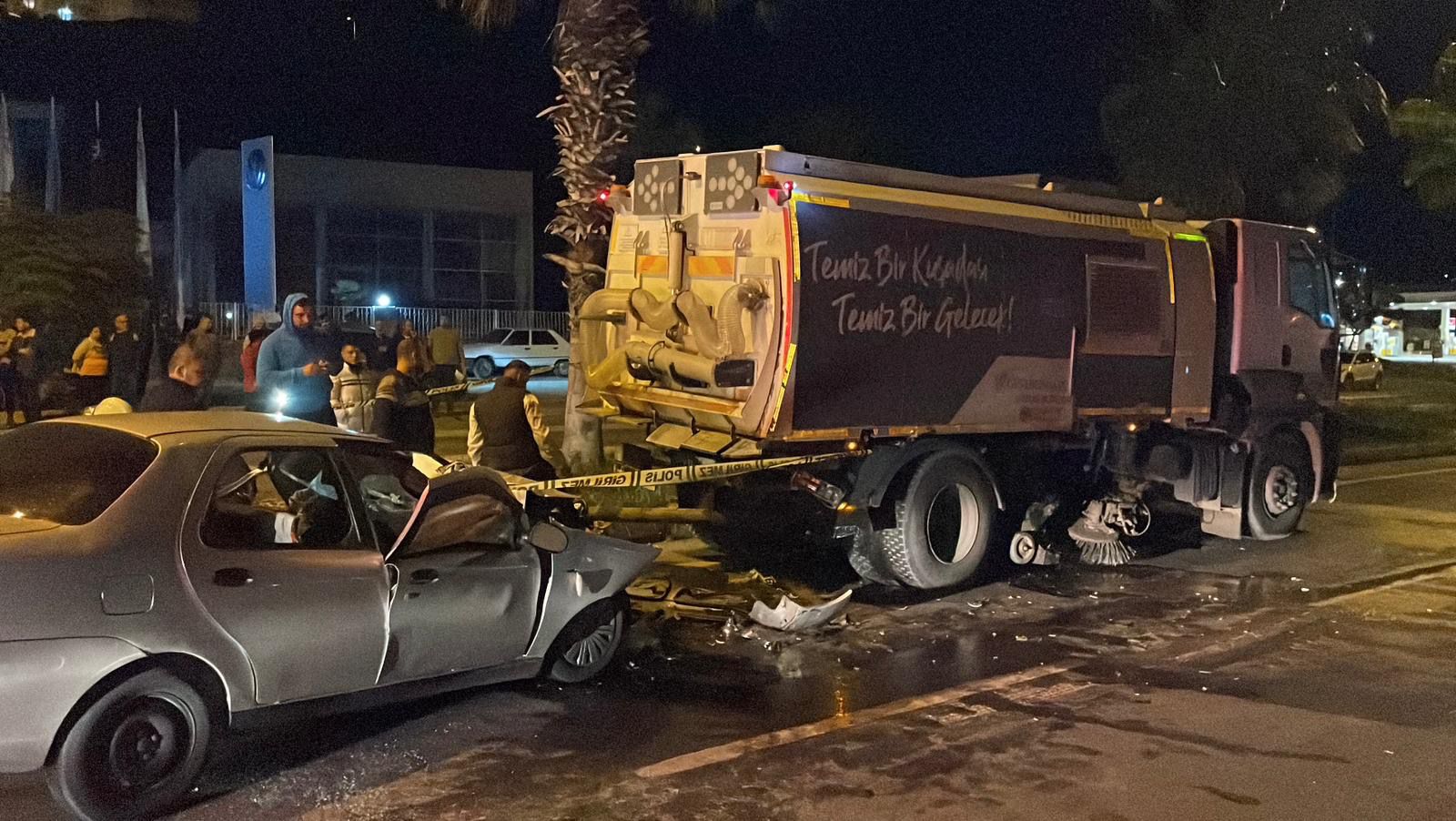 Aydın’ın Kuşadası ilçesinde meydana gelen trafik kazasında, belediyeye ait temizlik