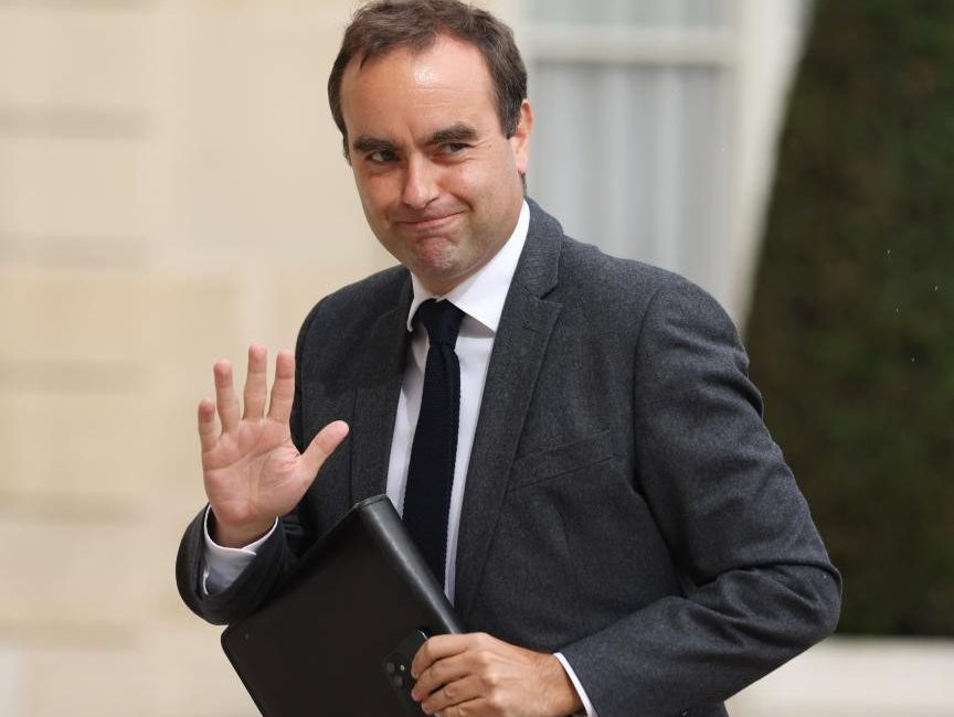  Fransa Cumhurbaşkanı Emmanuel Macron tarafından yeniden başbakanlık görevine getirilen