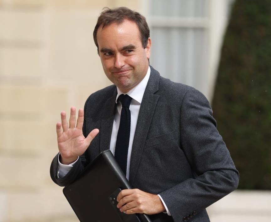   Fransa Cumhurbaşkanı Emmanuel Macron tarafından yeniden başbakanlık görevine getirilen