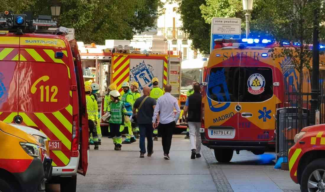 Restorasyon Halindeki 6 Katlı Binada Çalışan İşçiler ve Bir Mimar