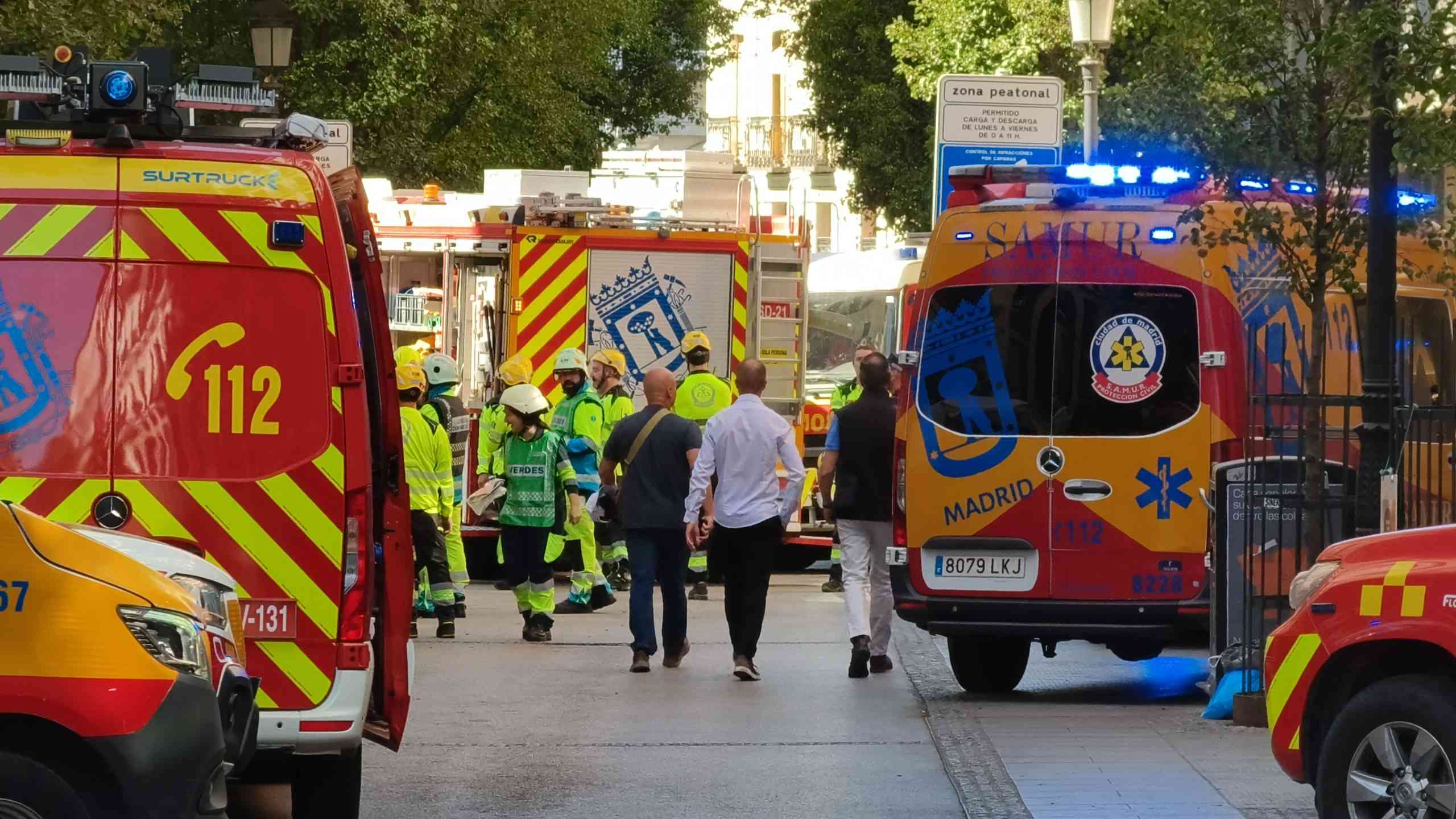 Restorasyon Halindeki 6 Katlı Binada Çalışan İşçiler ve Bir Mimar