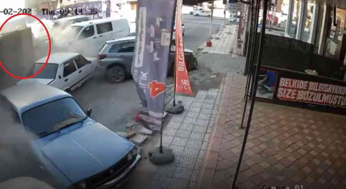 Malatya’nın Paşaköşkü Mahallesi’nde freni arızalanan hafriyat kamyonunun 15 araca çarptığı