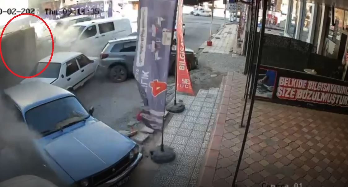 Malatya’nın Paşaköşkü Mahallesi’nde freni arızalanan hafriyat kamyonunun 15 araca çarptığı