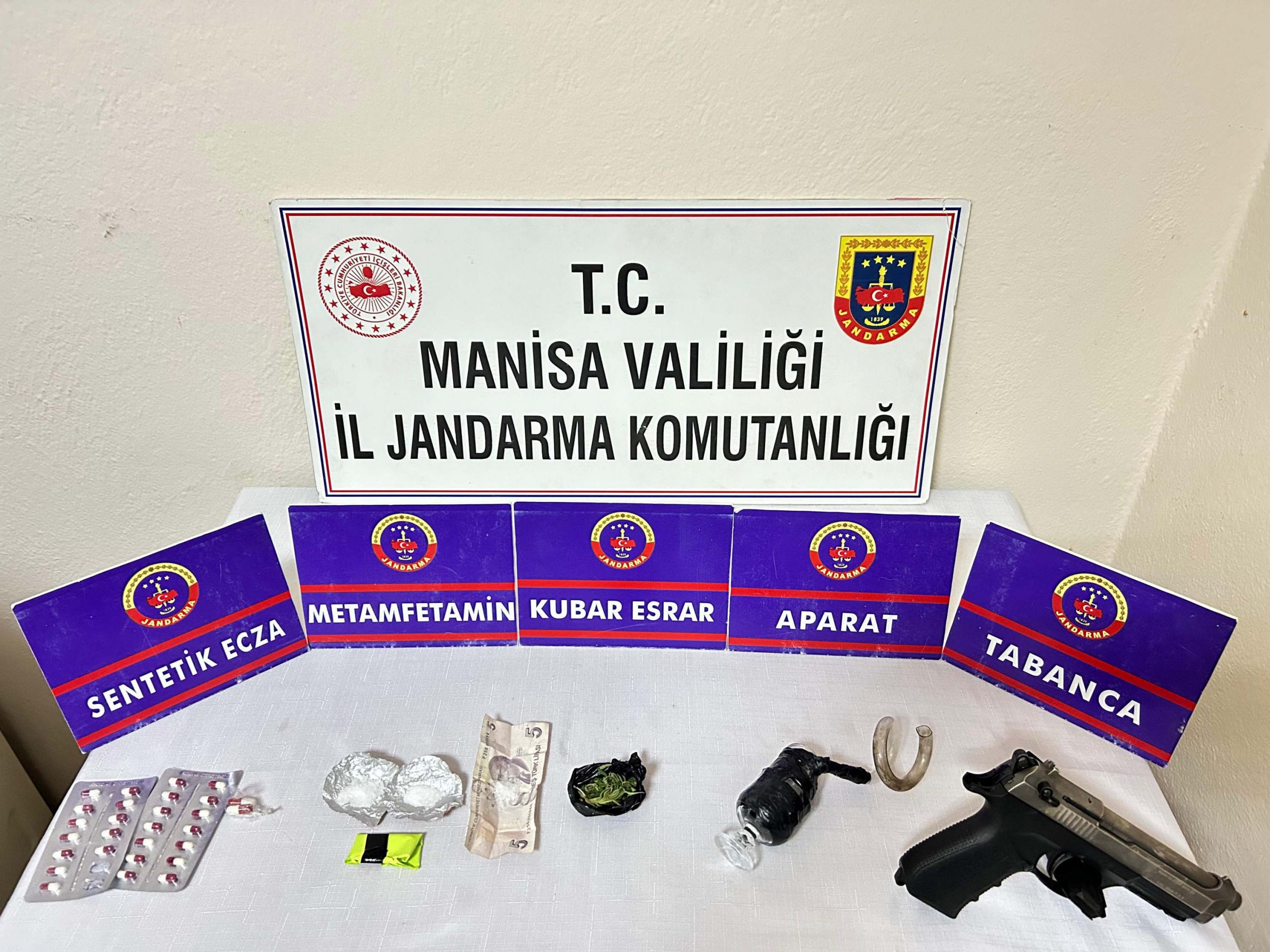   Manisa’nın Alaşehir ilçesinde jandarma ekiplerinin düzenlediği uyuşturucu operasyonunda gözaltına