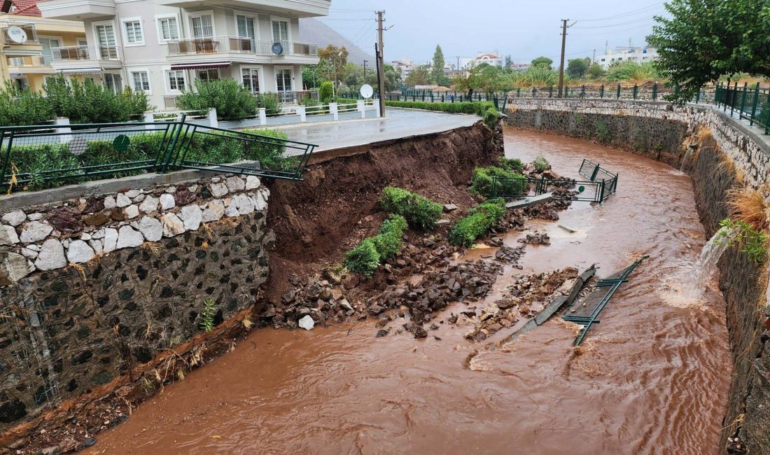   Muğla’nın Marmaris ilçesinde gece saatlerinden itibaren etkili olan sağanak