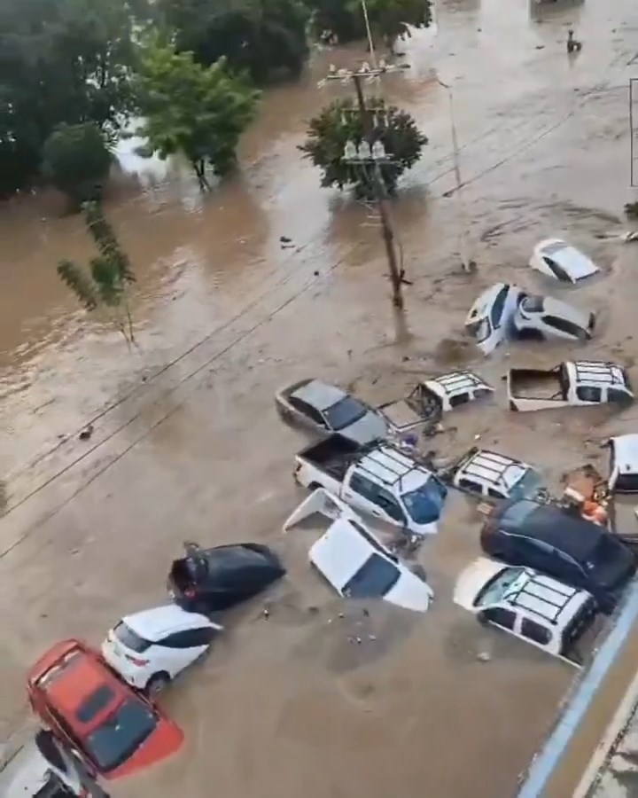   Meksika’da etkili olan şiddetli yağışların yol açtığı sellerde yaşamını