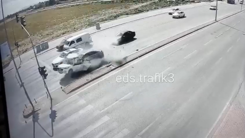 Konya’da kırmızı ışıkta bekleyen otomobile 229 kilometre hızla çarpan sürücünün