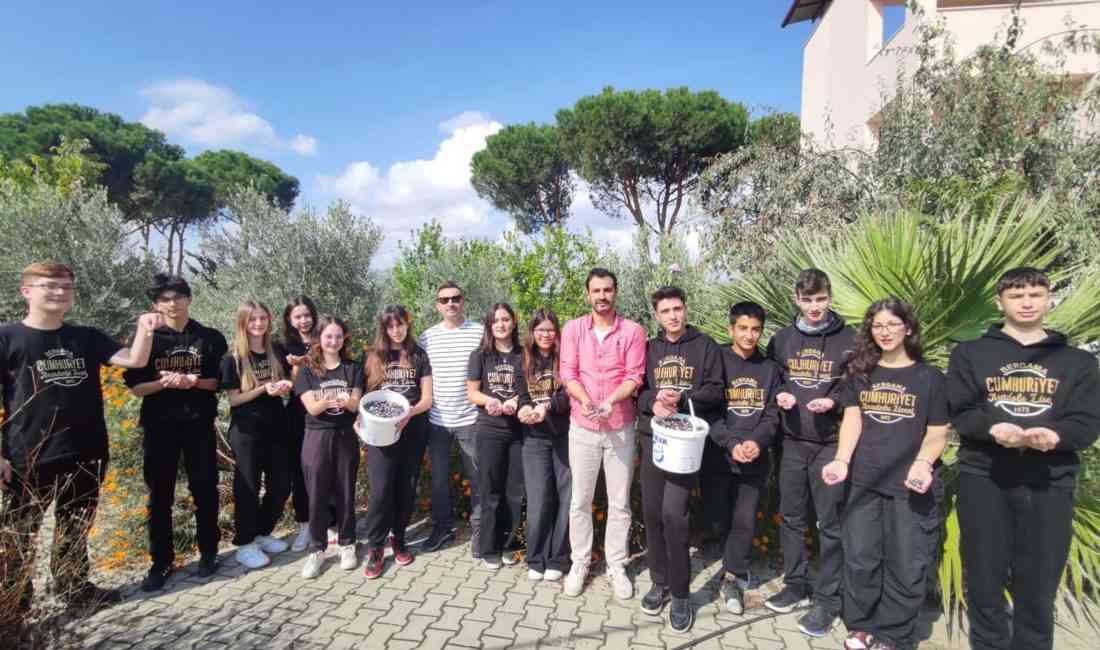 &nbsp; İzmir’in Bergama ilçesinde Cumhuriyet Anadolu Lisesi öğrencileri, öğretmenleriyle birlikte