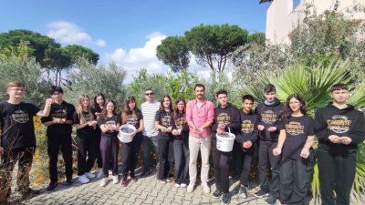   İzmir’in Bergama ilçesinde Cumhuriyet Anadolu Lisesi öğrencileri, öğretmenleriyle birlikte