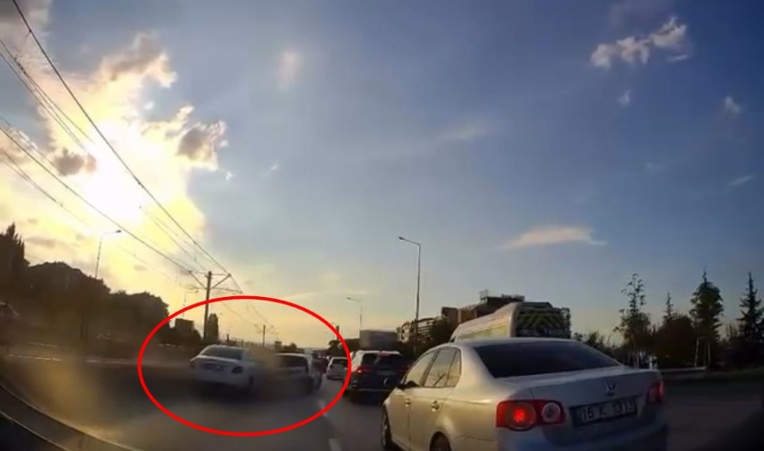Bursa’nın Nilüfer ilçesinde meydana gelen zincirleme trafik kazasında, bir otomobilin