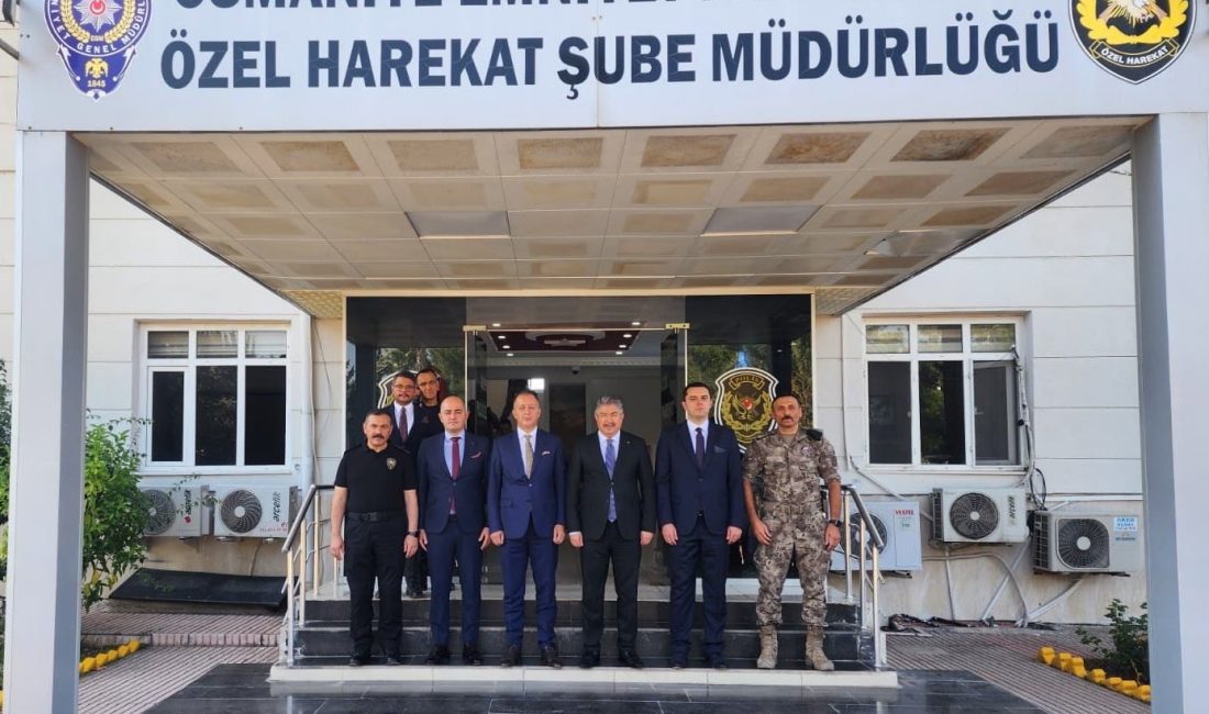 Osmaniye’de görev yapan Özel Harekat polisleri, düzenlenen törenin ardından dualar