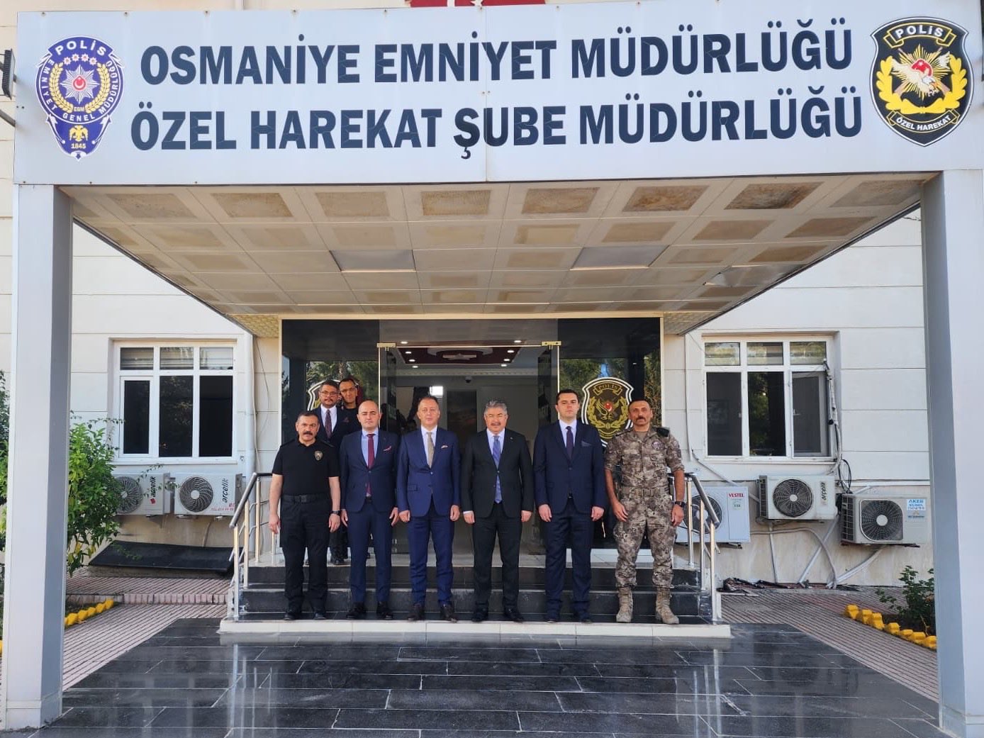 Osmaniye’de görev yapan Özel Harekat polisleri, düzenlenen törenin ardından dualar
