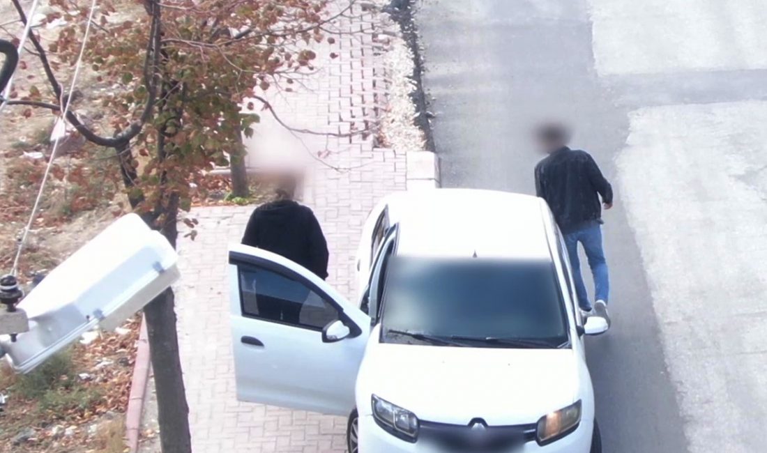 Konya’da Polis Ekiplerini Görünce Sürücü Değiştiren Şahıs Dronla Yakalandı Konya’da polis ekiplerinin yaptığı dron destekli denetim sırasında, ehliyeti geçici