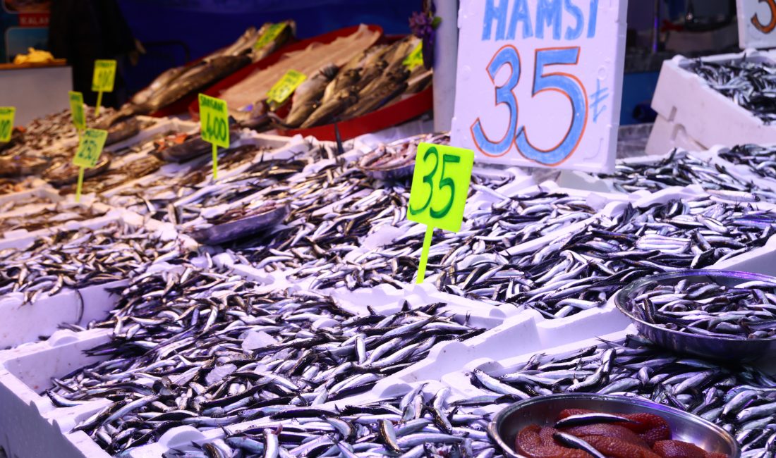 Rize’de Hamsi Bereketi: 3 Kilosu 100 Lira   Rize’de av yasağının sona ermesiyle balık tezgahlarında bolluk sürerken,