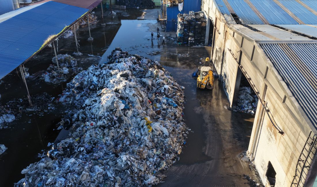 Samsun’un Bafra ilçesinde bulunan bir geri dönüşüm tesisinde çıkan yangın,